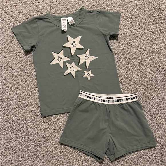 Bonds Other - Bonds Olive Green Star Print Tee & Shorts Pajama Set organic cotton size 7